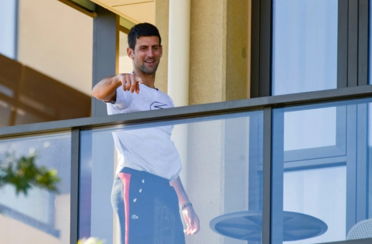 Le N.1 mondial Novak Djokovic sur le balcon de l'hôtel où il est confiné à Adelaide, le 18 janvier 2021, avant le début de l'Open d'Australie