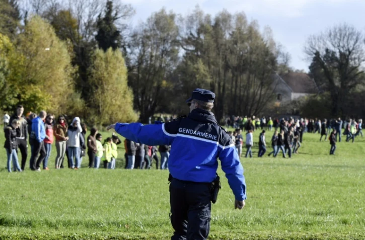 Des gendarmes et des bénévoles participent à une opération de recherches après la disparition de la joggeuse Alexia Daval, le 30 octobre 2017 à Gray