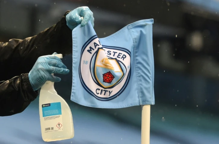 Un drapeau de Manchester City nettoyé, lors du match de Premier League contre Arsenal à Manchester, le 17 juin 2020