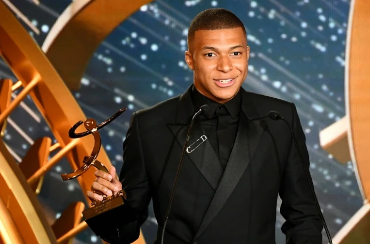 L'attaquant du PSG Kylian Mbappé meilleur joueur de L1 et meilleur espoir masculin lors de la cérémonie des trophées UNPF à Paris le 19 mai 2019