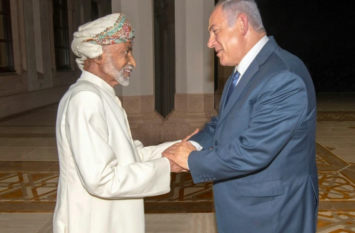 Photo fournie par le Palais royal à Oman le 26 octobre 2018 montrant le sultan Qabous (G) accueillant le Premier ministre israélien Benjamin Netanyahu qui a effectué une visite officielle non annoncée dans ce pays arabe du Golfe avec lequel Israël n'entretient pas de relations diplomatiques