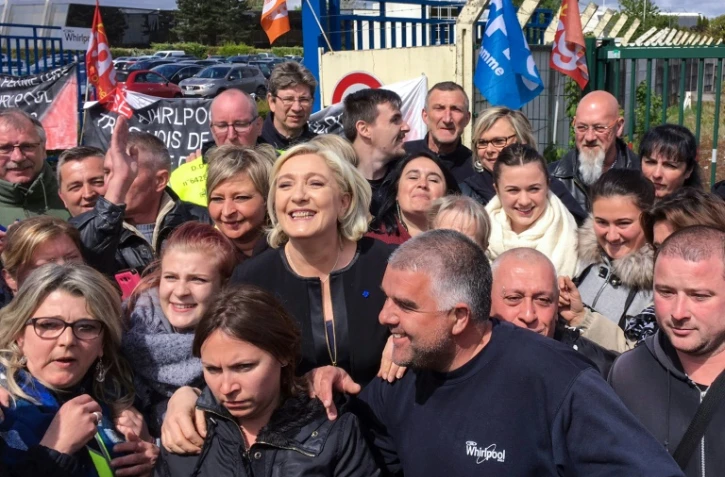 Marine Le Pen devant l'usine Whirlpool d'Amiens, le 26 avril 2017
