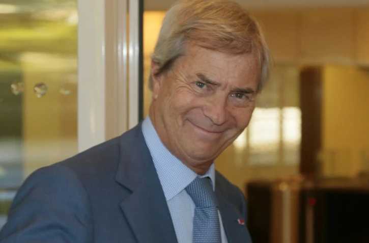 L'homme d'affaires français Vincent Bolloré sort du siège du CSA à Paris, le 24 septembre 2015 à Paris