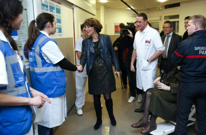 La ministre de la Santé Marisol Touraine (c) visite le service des urgences de l'hôpital Ambroise-Paré, le 11 janvier 2017 à Boulogne-Billancourt, près de Paris