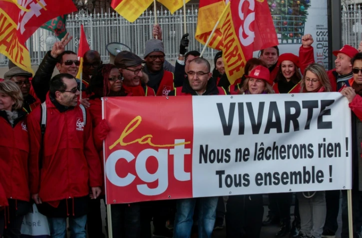 Des syndicalistes de la CGT du groupe d'habillement Vivarte manifestent contre un plan de licenciements, le 5 janvier 2017 devant le ministère de l'Industrie à Paris