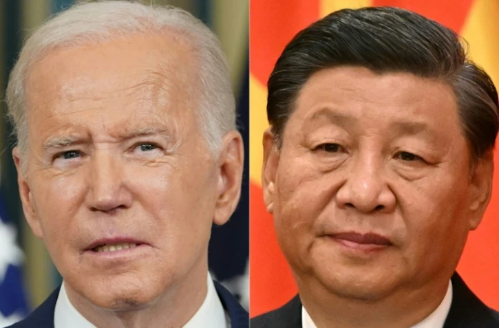 Le président américain Joe Biden lors d'une conférence de presse à la Maison Blanche à Washington, le 11 novembre 2022 et le président chinois Xi Jinping lors d'une conférence de presse au Palais de l'Assemblée du peuple à Pékin, le 23 octobre 2022