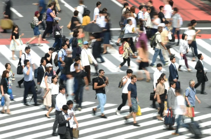 Des piétons traversent à un carrefour de Tokyo, le 15 septembre 2017