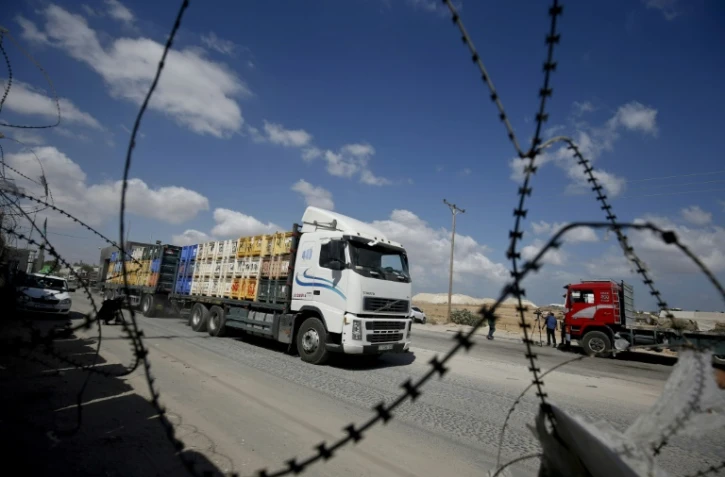 Un camion chargé de marchandises au point de passage de Kerem Shalom entre Israël et la bande de Gaza le 15 août 2018