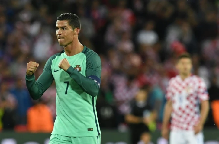 L'attaquant du Portugal Cristiano Ronaldo exulte après la victoire  face à la Croatie à l'Euro au stade Bollaert, le 25 juin 2016