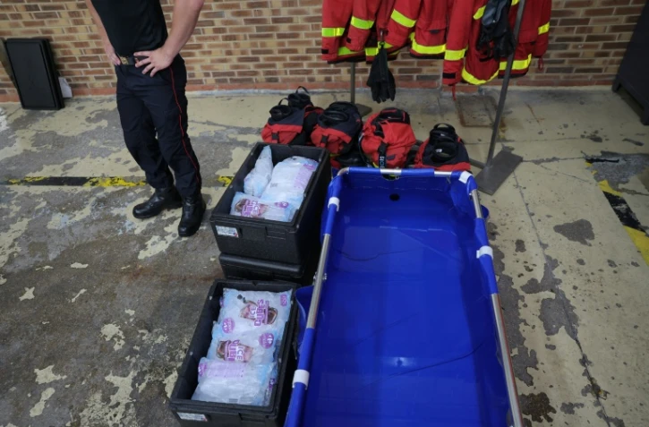 Un kit de rafraîchissement présenté par les pompiers à Paris, le 28 juin 2026