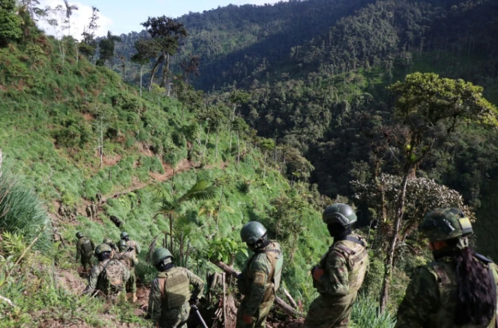 Des membres de l'armée participent à une opération contre l'extraction minière illégale à Buenos Aires, dans la province d'Imbabura, en Equateur, le 27 mai 2026