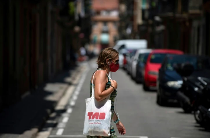 Une femme portant un masque dans un quartier de Barcelone, le 18 juillet 2020
