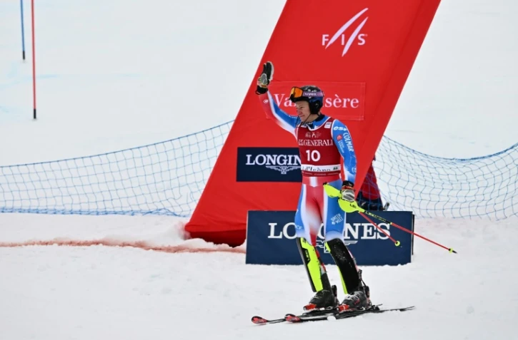Le skieur français Steven Amiez salue le public après avoir manqué une porte lors de la deuxième manche du slalom de Val d'Isère, épreuve de la coupe du monde, le 15 décembre 2024