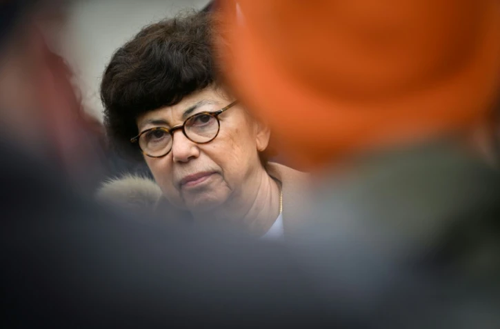 La ministre française de la Transition écologique, Monique Barbut, s'adresse à la presse à Cheffes, dans l'ouest de la France, le 27 février 2026