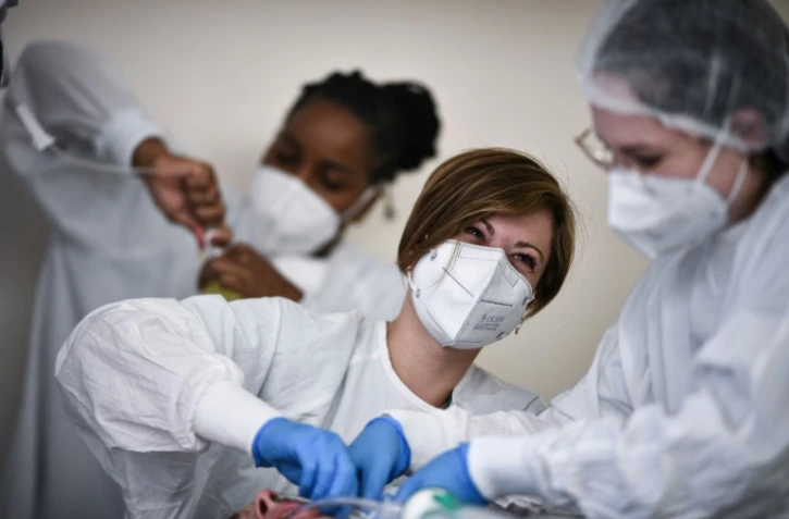 Une équipe médicale soigne un patient attteint du Covid à l'hôpital de Bry-sur-Marne (Val-de-Marne) le 15 avril 2021
