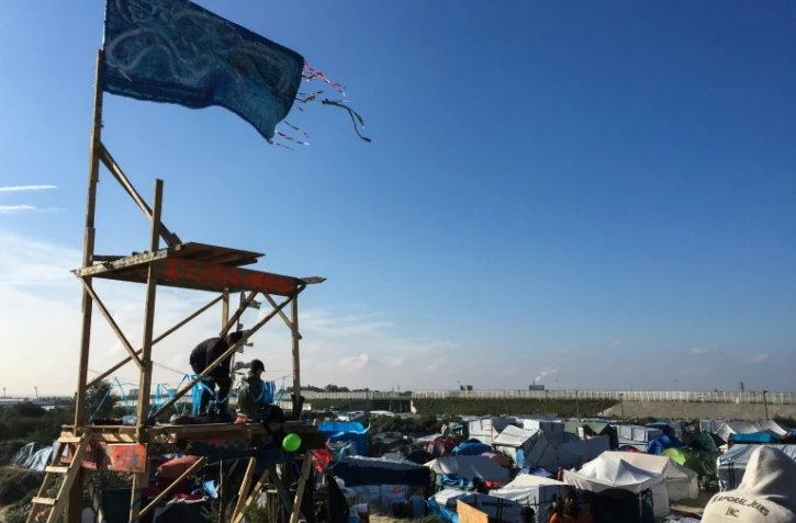 Des migrants à l'oeuvre dans la "Jungle" de Calais, le 13 octobre 2016