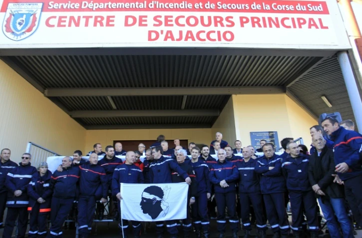 Civils et pompiers rassemblés dans la caserne le 29 décembre 2015 à Ajaccio