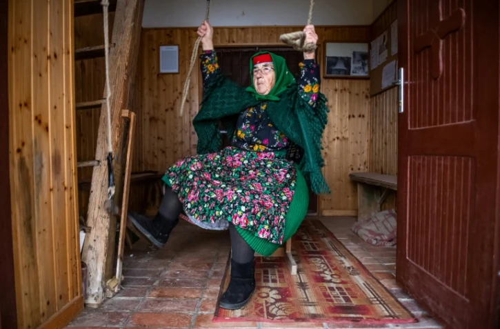 Jozsefne Szedlak, également appelée Tante Ilonka, sonne les cloches à l'église catholique de Tereny, le 22 décembre 2023 en Hongrie