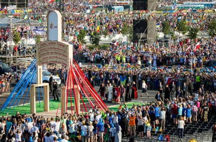 Des jeunes catholiques rassemblés pour une veillée au Campus Misericordiae à Brzegi, en Pologne, le 30 juillet 2016 dans le cadre des Journées Mondiales de la Jeunesse