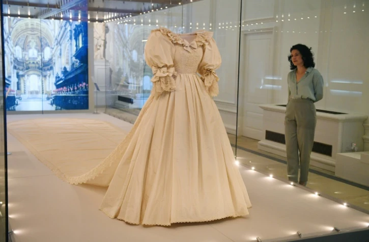 La robe de mariée de la princesse Diana est exposée à Kensington Palace à Londres le 2 juin 2021 