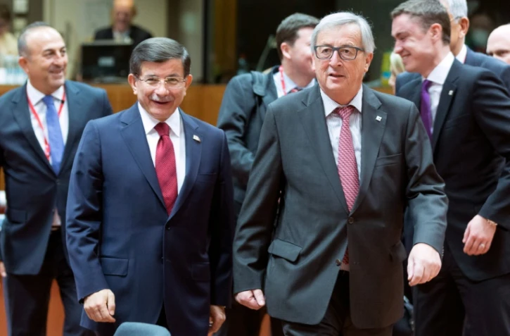 Le Premier ministre turc Ahmet Davutoglu (G)  et le président de la commission européenne  Jean-Claude Juncker (D) à Bruxelles, le 29 novembre 2015