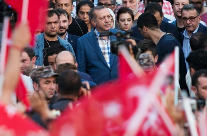 Le président Erdogan arrive à un rassemblement de ses supporters près de sa maison d'Istanbul, le 16 juillet 2016