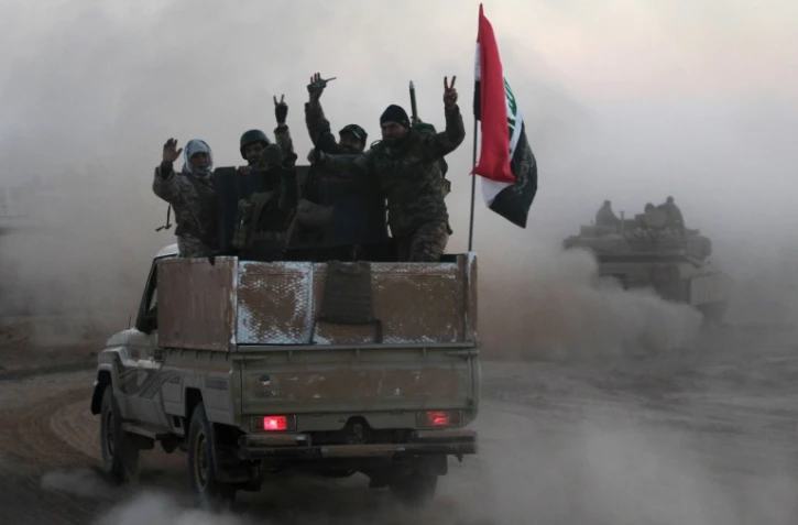Les forces irakiennes progressent vers le village de Sheikh Younis le 19 février 2017 au sud de Mossoul