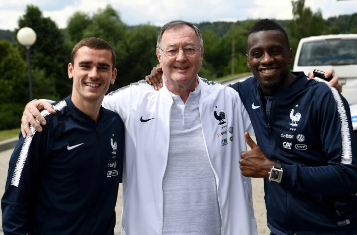 Le chef de presse de l'équipe de France Philippe Tournon (c) entouré d'Antoine Griezmann et Blaise Matuidi, le 13 juillet 2018 à Istra, dans la région de Moscou  