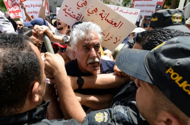 Le porte-parole du parti des Travailleurs Hama Hammami parmi des manifestants contre le référendum du président tunisien Kais Saied, à Tunis, le 4  juin 2022
