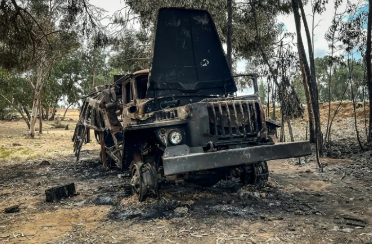 Un camion des rebelles du Front de libération du peuple du Tigré (TPLF) gît calciné le long d'une route près d'Adigrat, ville du Tigré dans le nord de l'Éthiopie, le 17 octobre 2026 