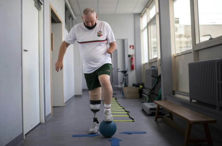 Franck, un militaire de la Légion étrangère blessé en Afghanistan, s'entraîne avec un ballon à l'hôpital d'entraînement de l'armée Laveran HIA à Marseille, le 13 septembre 2021