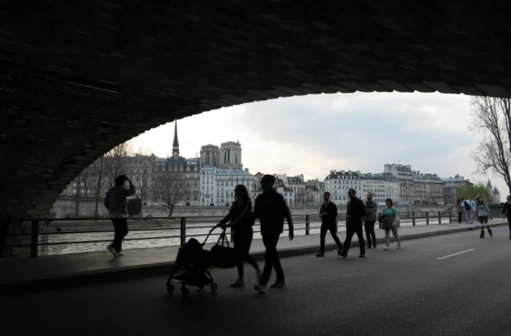 Des promeneurs le long de la Seine, sur les voies sur berge, le 26 mars 2017 à Paris
