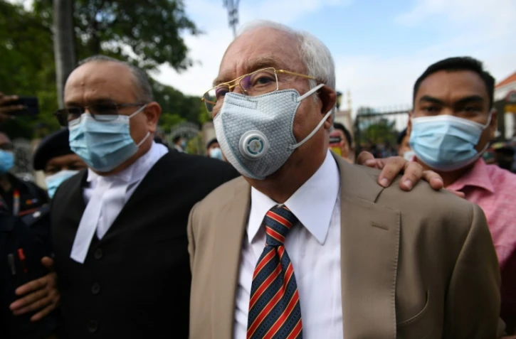 L'ex-Premier ministre malaisien Najib Razak (c) arrive à la Haute cour de Kuala Lumpur, le 28 juillet 2020