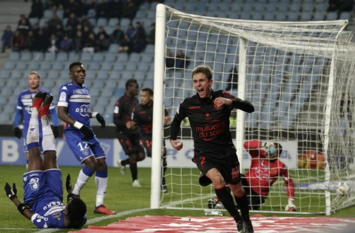 Le défenseur de Nice Arnaud Souquet (d) auteur du but de l'égalisation face à Bastia au stade Armand Cesari, le 20 janvier 2017