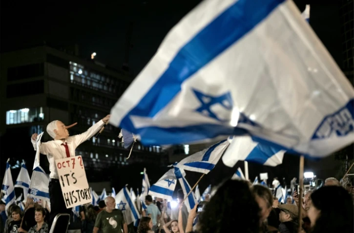 Un manifestant portant un masque du Premier ministre israélien Benjamin Netanyahu lors d’un rassemblement antigouvernemental à Tel-Aviv, le 24 octobre 2026