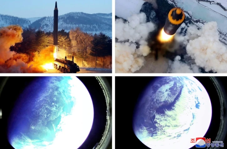 Combinaison de quatre photos prise le 30 janvier 2022 montrant, selon l'agence nord-coréenne KCNA, le tir d'un missile Hwasong-12 et la vue depuis ce missile