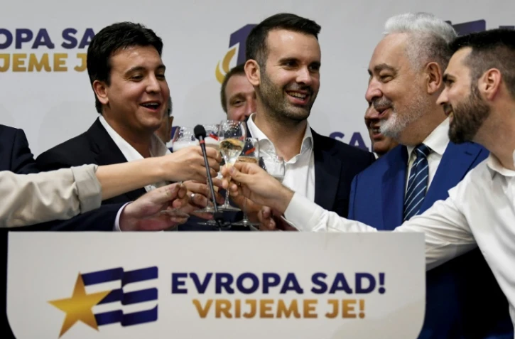 Le co-fondateur du parti "Europe Maintenant!" et candidat au poste de Premier ministre du Monténégro, Milojko Spajic (centre), célèbre sa victoire électorale le 11 juin 2023 à Podgorica