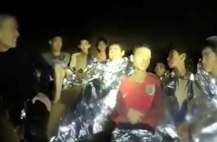 Image de la deuxième vidéo des 12 enfants et leur entraîneur de football miraculeusement retrouvés au bout de neuf jours dans une grotte en Thaïlande, le 4 juillet 2018.