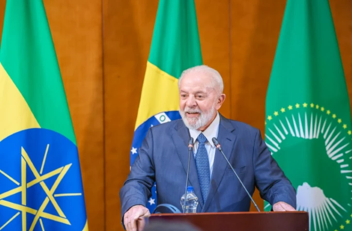 Photo fournie par la présidence brésilienne montrant le chef de l'Etat brésilien Luiz Inacio Lula da Silva pendant une conférence de presse à Addis Abeba, le 18 février 2024