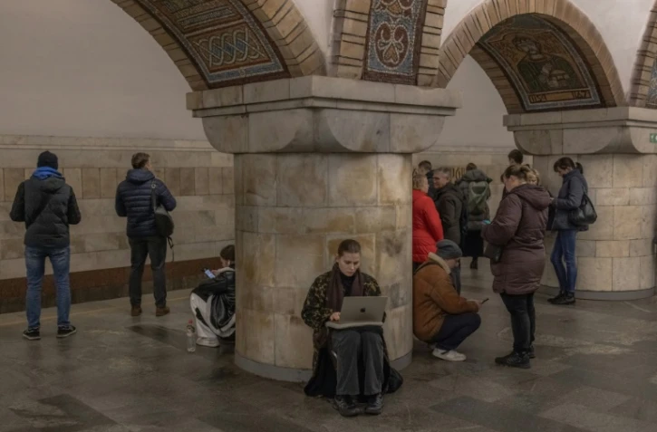 Des habitants de Kiev se sont réfugiés dans une station de métro à cause d'une alerte d'attaque aérienne, le 20 novembre 2024
