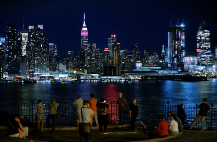 L'Empire State Building illuminé aux couleurs de Qatar Airways, photographié de Weehawken, New Jersey, le 27 juin 2017 