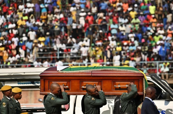 Le cercueil de l'ex-président du Zimbabwe Robert Mugabe exposé au public dans le stade Rufaro d'Harare, le 12 septembre 2019