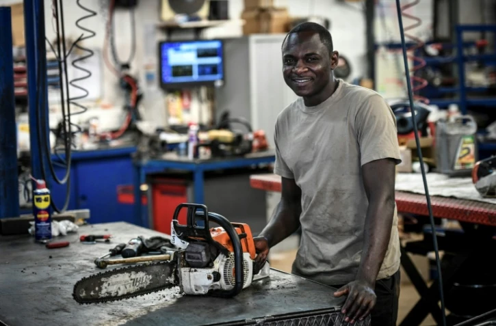 Adam Osman, réfugié tchadien de 24 ans, dans l'atelier de l'entreprise française où il a trouvé un emploi de mécanicien 
