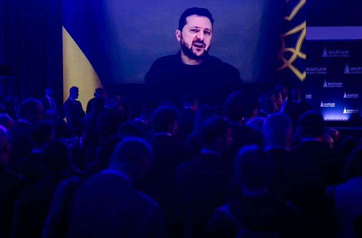 Les participants à un forum sur la sécurité à Varsovie écoutent le président ukrainien Volodymyr Zelensky par visioconférence le 12 octobre 2026