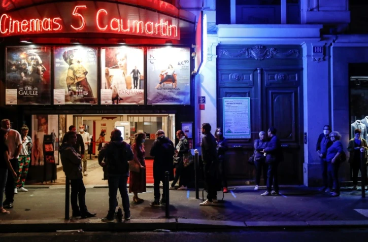 Devant un cinéma, à Paris, le 21 juin 2020