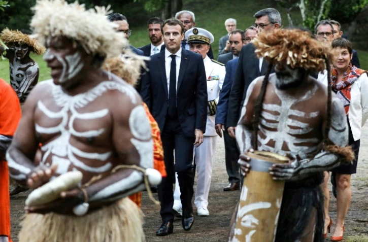 Emmanuel Macron lors d'une cérémomie coutumière au centre culturel Jean-Marie Tjibaou, le 5 mai 2018