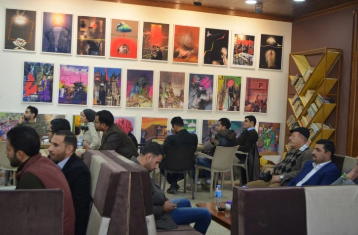 Des Irakiens au café "Forum du livre" à Mossoul, discutent littérature, musique, politique ou histoire, le 6 janvier 2018