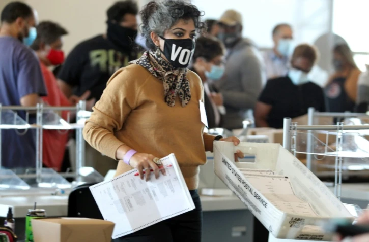 Des agents électoraux à Atlanta dans l'Etat américain de Géorgie le 5 novembre 2020