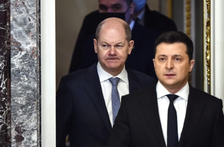 Le chancelier allemand Olaf Scholz (G) et le président ukrainien Volodymyr Zelensky s'apprêtent à donner une conférence de presse commune le 14 février 2022 à Kiev