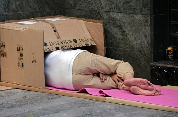 Un SDF dort dans une rue de Madrid, le 9 juillet 2023